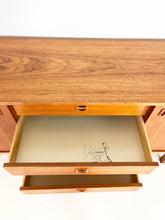 Afbeelding in Gallery-weergave laden, Scandinavische Vintage Sideboard / Dressoir, &#39;Korsör&#39; jaren 60 IKEA
