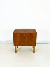 Afbeelding in Gallery-weergave laden, Vintage ladekast uit Scandinavië
