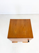 Afbeelding in Gallery-weergave laden, Art Deco Nachtkastjes (set van 2)
