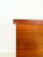 Afbeelding in Gallery-weergave laden, Vintage Teak Kastje
