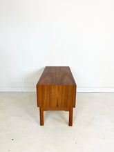 Afbeelding in Gallery-weergave laden, Lage Teak Kast
