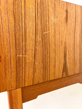 Afbeelding in Gallery-weergave laden, Lage Teak Kast
