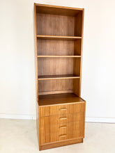 Afbeelding in Gallery-weergave laden, Smalle Teak Wandkast
