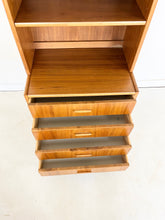 Afbeelding in Gallery-weergave laden, Smalle Teak Wandkast
