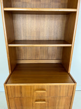 Afbeelding in Gallery-weergave laden, Smalle Teak Wandkast
