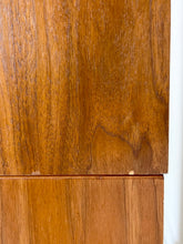 Afbeelding in Gallery-weergave laden, Smalle Teak Wandkast
