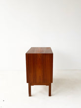 Afbeelding in Gallery-weergave laden, Smalle Teak Ladekast
