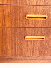 Afbeelding in Gallery-weergave laden, Smalle Teak Ladekast
