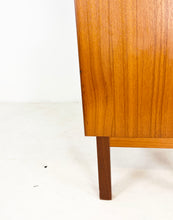 Afbeelding in Gallery-weergave laden, Smalle Teak Boekenkast / Wandkast
