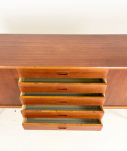 Afbeelding in Gallery-weergave laden, Scandinavische Teak Sideboard / Dressoir
