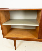 Afbeelding in Gallery-weergave laden, Scandinavische Teak Sideboard / Dressoir
