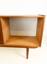 Afbeelding in Gallery-weergave laden, Scandinavische Teak Sideboard / Dressoir
