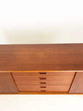 Afbeelding in Gallery-weergave laden, Scandinavische Teak Sideboard / Dressoir
