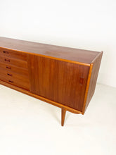 Afbeelding in Gallery-weergave laden, Scandinavische Teak Sideboard / Dressoir
