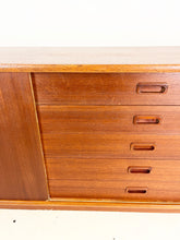 Afbeelding in Gallery-weergave laden, Scandinavische Teak Sideboard / Dressoir
