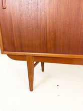 Afbeelding in Gallery-weergave laden, Scandinavische Teak Sideboard / Dressoir
