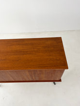 Afbeelding in Gallery-weergave laden, Vintage Teak Schuifdeurkast
