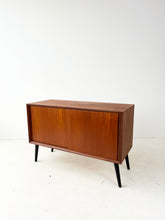 Afbeelding in Gallery-weergave laden, Vintage Teak Schuifdeurkast
