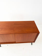 Afbeelding in Gallery-weergave laden, Vintage Teak Schuifdeurkast
