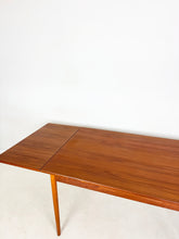 Afbeelding in Gallery-weergave laden, Uitschuifbare Vintage Teak Tafel
