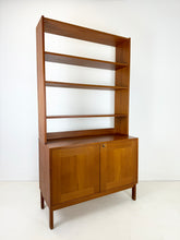 Load image into Gallery viewer, Teak Wandkast / Boekenkast uit Zweden
