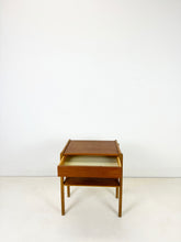 Afbeelding in Gallery-weergave laden, Teak Nachtkastje
