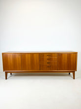 Load image into Gallery viewer, Brede Teak Dressoir / Sideboard uit Zweden, Möbelfabriken Linden
