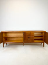 Afbeelding in Gallery-weergave laden, Brede Teak Dressoir / Sideboard uit Zweden, Möbelfabriken Linden
