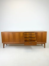 Load image into Gallery viewer, Brede Teak Dressoir / Sideboard uit Zweden, Möbelfabriken Linden
