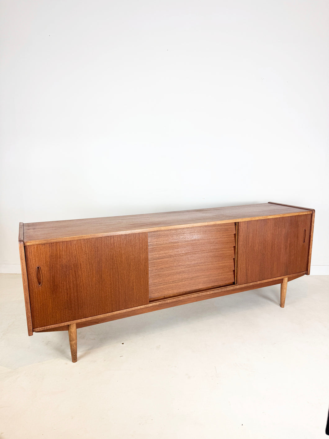 Teak Dressoir, ontworpen door Nils Jonsson voor Hugo Troeds