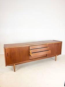 Teak Dressoir, ontworpen door Nils Jonsson voor Hugo Troeds