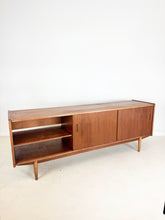 Afbeelding in Gallery-weergave laden, Teak Dressoir, ontworpen door Nils Jonsson voor Hugo Troeds
