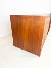 Afbeelding in Gallery-weergave laden, Teak Dressoir, ontworpen door Nils Jonsson voor Hugo Troeds

