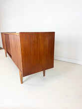 Afbeelding in Gallery-weergave laden, Teak Dressoir, ontworpen door Nils Jonsson voor Hugo Troeds
