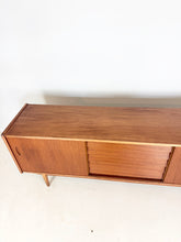 Afbeelding in Gallery-weergave laden, Teak Dressoir, ontworpen door Nils Jonsson voor Hugo Troeds
