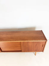 Afbeelding in Gallery-weergave laden, Teak Dressoir, ontworpen door Nils Jonsson voor Hugo Troeds
