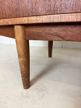 Afbeelding in Gallery-weergave laden, Teak Dressoir, ontworpen door Nils Jonsson voor Hugo Troeds
