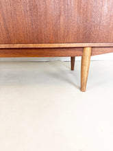Afbeelding in Gallery-weergave laden, Teak Dressoir, ontworpen door Nils Jonsson voor Hugo Troeds
