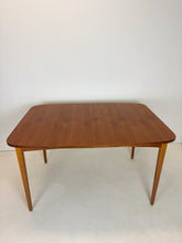 Load image into Gallery viewer, Vintage Teak Eettafel
