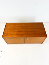 Afbeelding in Gallery-weergave laden, Low Vintage Standing Cabinet
