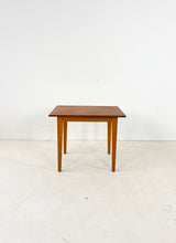 Afbeelding in Gallery-weergave laden, Teak Bijzettafeltje
