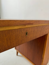 Load image into Gallery viewer, Vintage Teak Bureau uit Zweden
