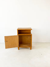 Afbeelding in Gallery-weergave laden, Zweeds Vintage Nachtkastje
