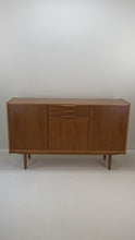 Video laden en afspelen in Gallery-weergave, Scandinavisch Vintage Dressoir
