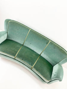 <tc>Green Velvet Sofa</tc>