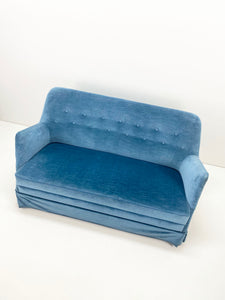 <tc>Blue Velvet Couch</tc>