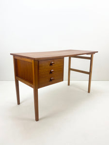 <tc>Vintage Teak Desk</tc>