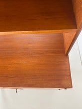 Afbeelding in Gallery-weergave laden, Kleine Teak Wandkast
