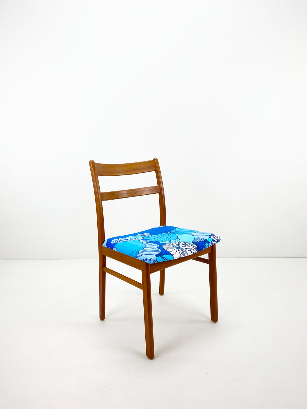 <transcy>Swedish Teak Chair</transcy>
