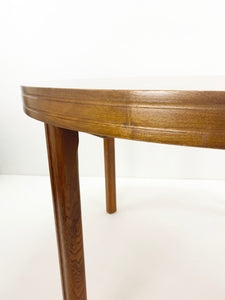 <transcy>Round Dining Table</transcy>